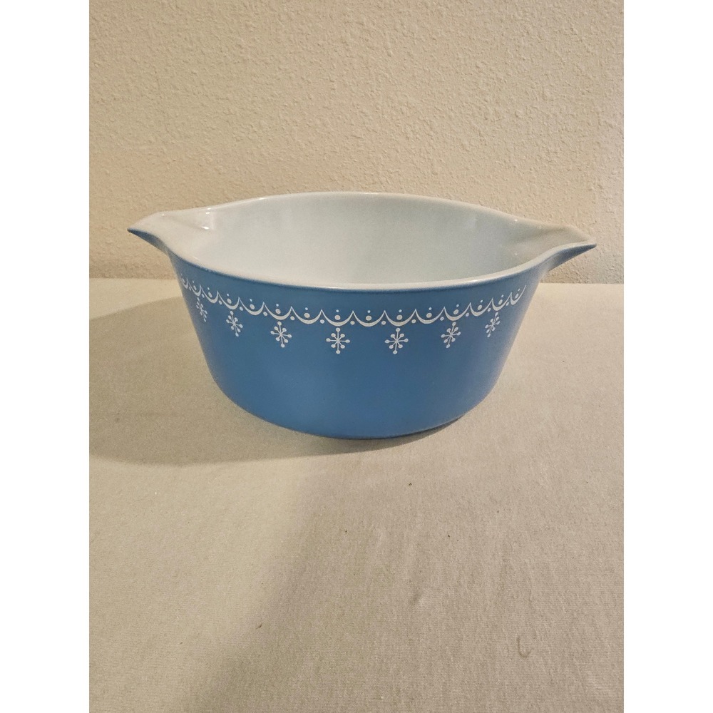 Pyrex 2.5 Quart Casserole Bowl Blue Snowflake Garland Vintage